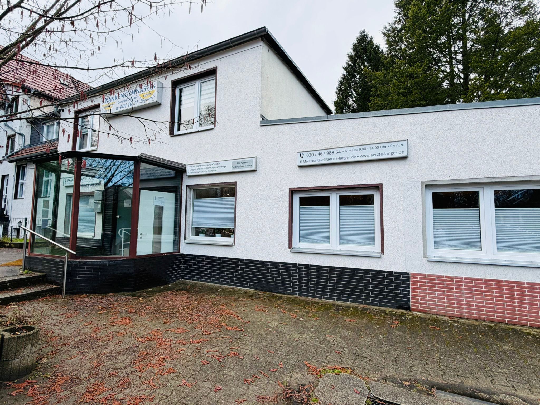 Außenansicht der Hausarztpraxis Langer in Berlin-Frohnau, Gralsburgsteig 1