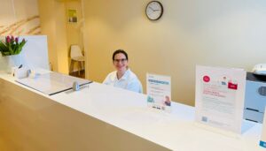 Empfangstresen der Hausarztpraxis Langer in Berlin-Frohnau