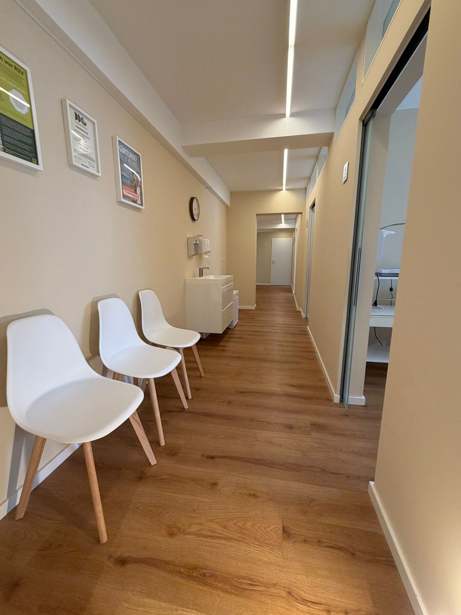 Flur mit Wartebereich der Hausarztpraxis Langer in Berlin-Frohnau