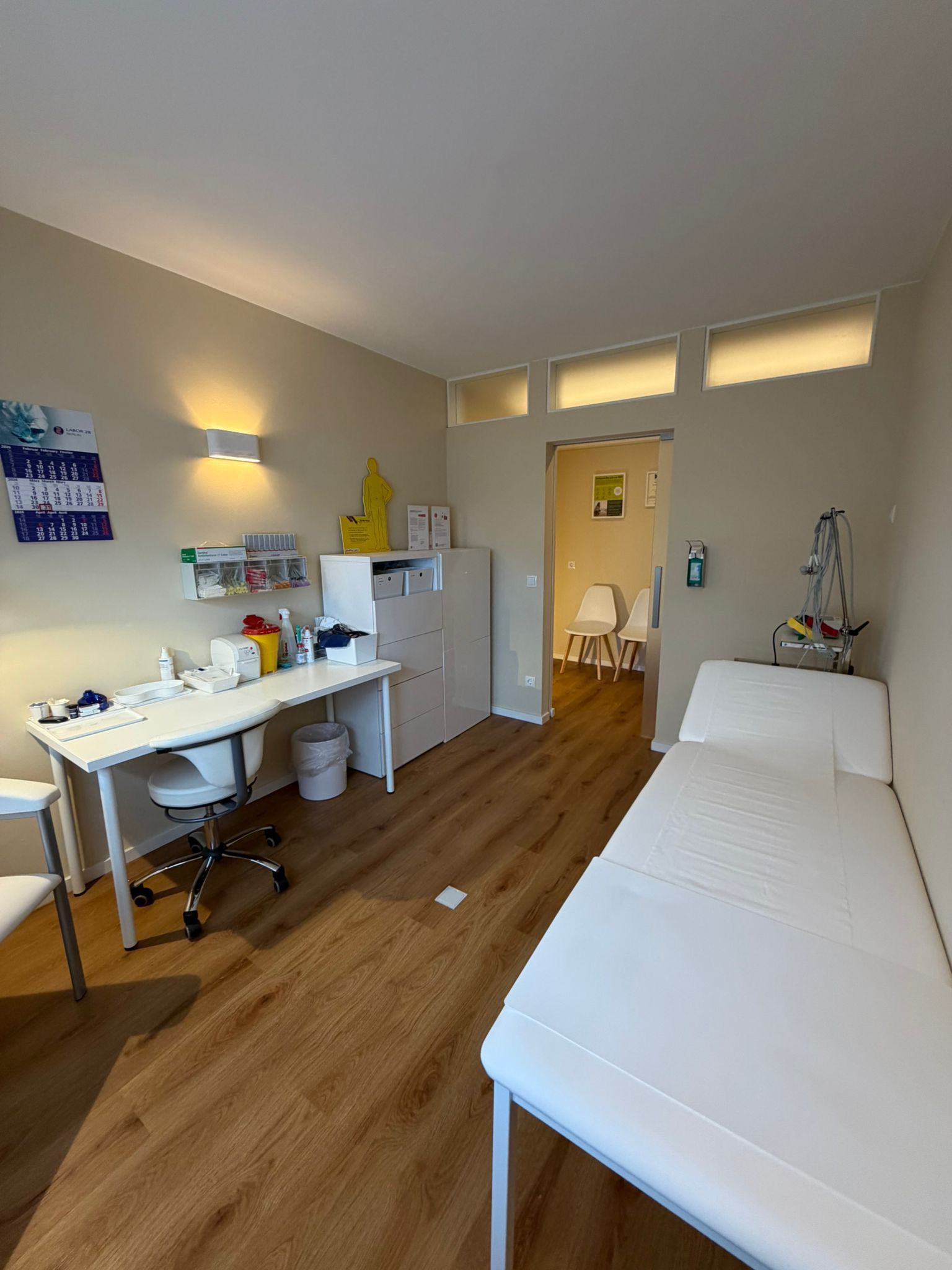 Sprechzimmer der Hausarztpraxis Langer in Berlin-Frohnau