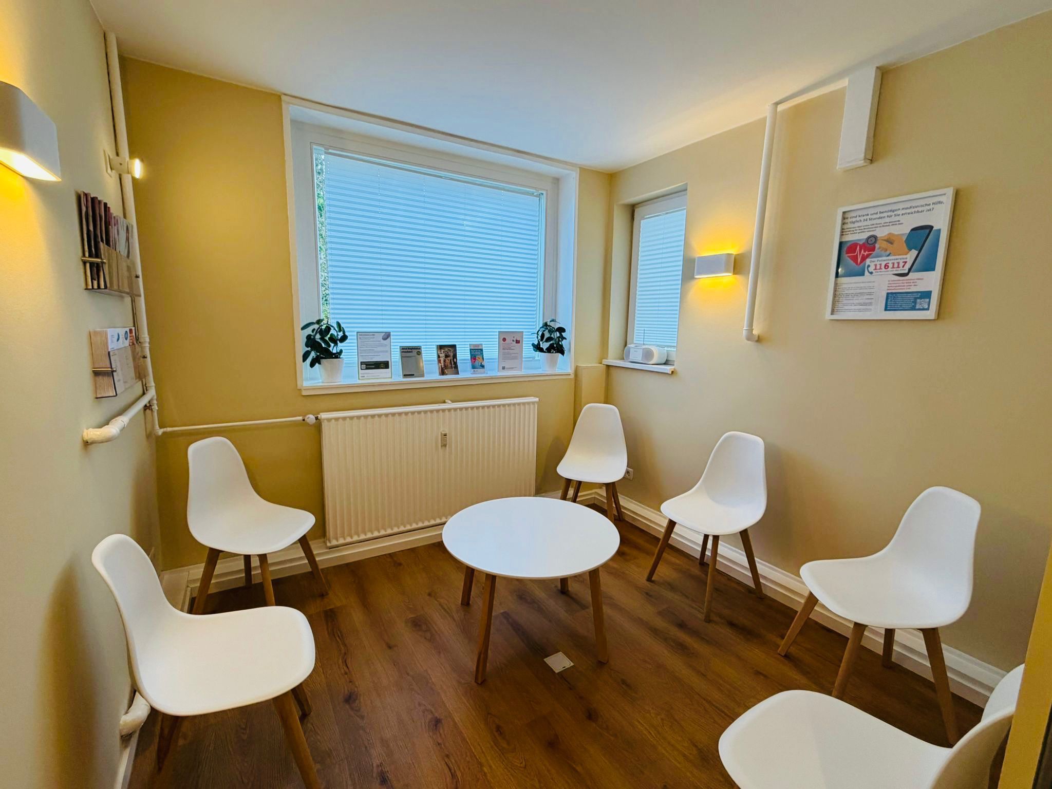 Wartezimmer der Hausarztpraxis Langer in Berlin-Frohnau